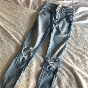 Free people ripped knee light wash 25R